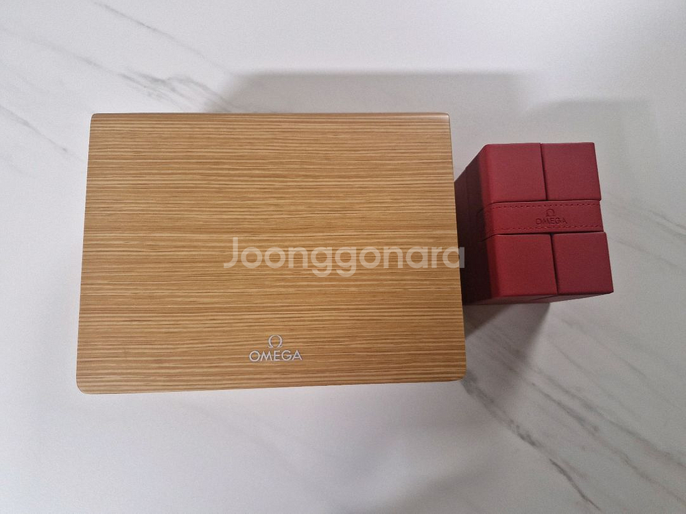 오메가 시계 정품 케이스 박스팝니다(사제쿠션)--0