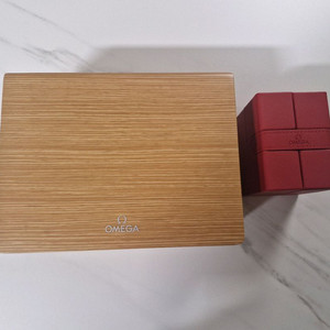 오메가 시계 정품 케이스 박스팝니다(사제쿠션)