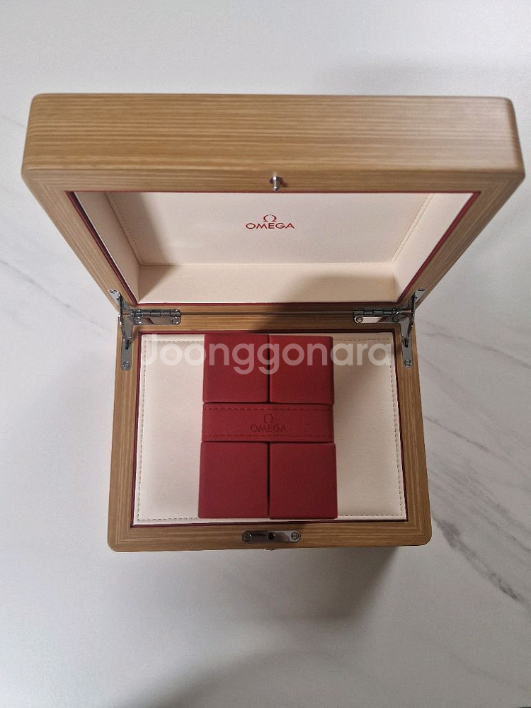 오메가 시계 정품 케이스 박스팝니다(사제쿠션)--1