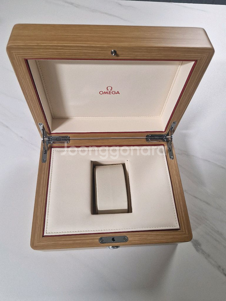 오메가 시계 정품 케이스 박스팝니다(사제쿠션)--3