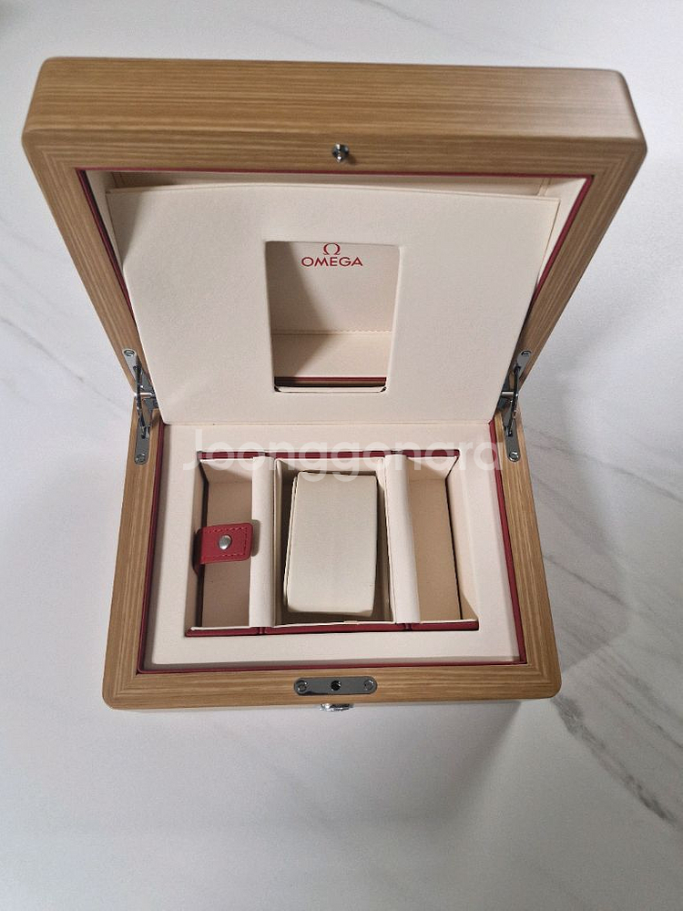 오메가 시계 정품 케이스 박스팝니다(사제쿠션)--2