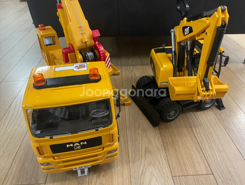 브루더 MAN 크레인 트럭+ CAT 굴삭기--1