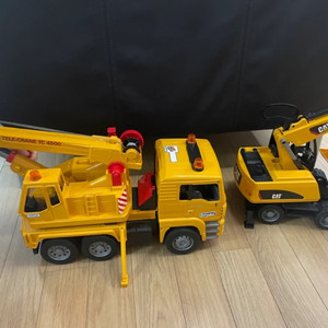 브루더 MAN 크레인 트럭+ CAT 굴삭기