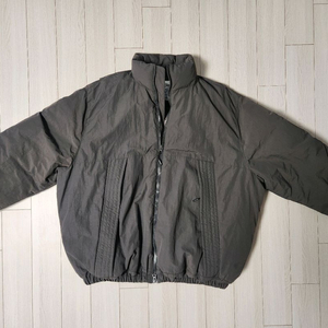 필루미네이트 오버핏 패딩점퍼 M오염 하자없이 깨끗해요^^세탁해뒀어요 필루미네이트 오버핏 패딩 점퍼 M사이즈입니다.