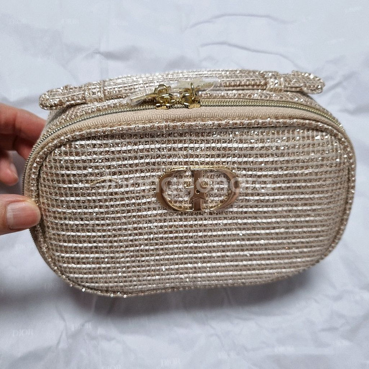 [새상품] 디올 뷰티 홀리데이 파우치(2025)--4