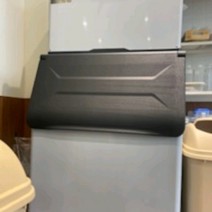 업소용 카이저 제빙기 IMK-3270 모델입니다.260kg 생산 큰얼음입니다제조년월은 2023년 4월이고 사용감적어