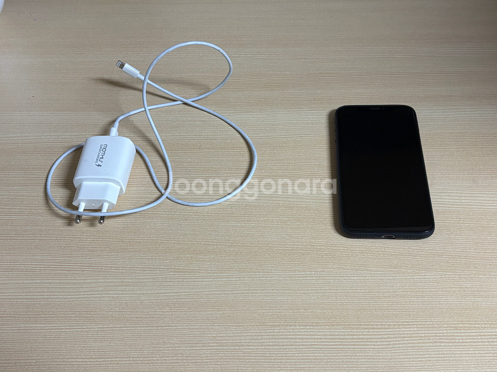 아이폰 xs 블랙 256기가 팝니다--2