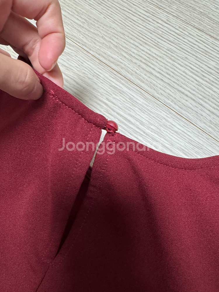버건디 반팔 블라우스--3