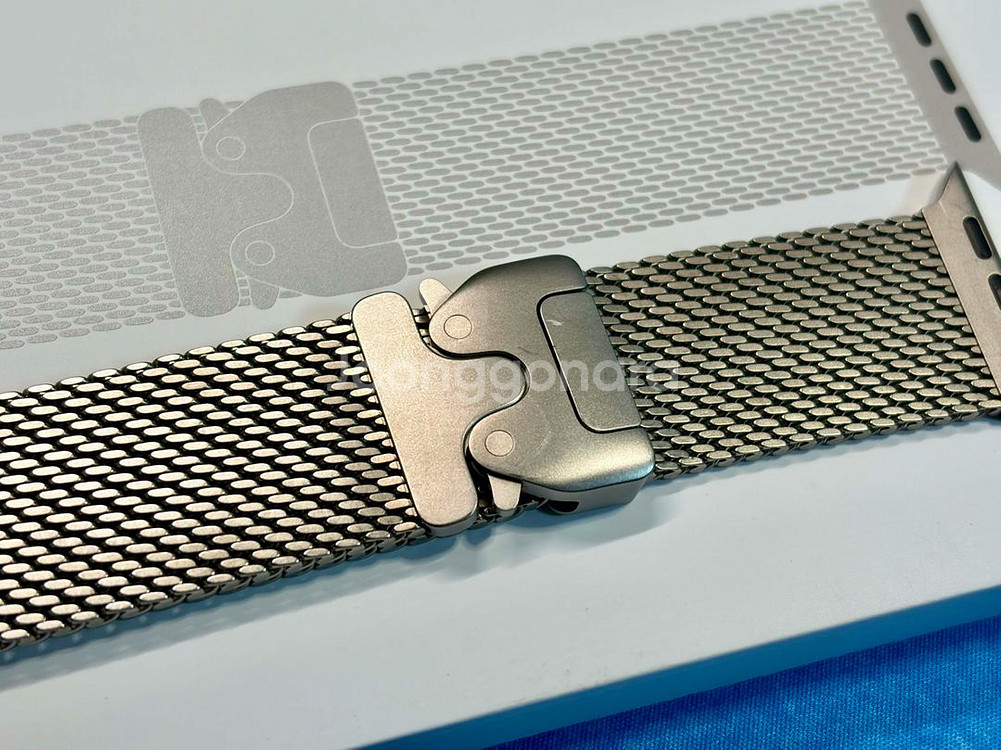 애플 정품 내추럴 티타늄 밀레니즈 루프 애플워치 스트랩 판매합니다--2