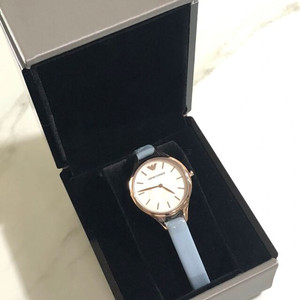 [랩핑그대로. 미사용새제품]엠포리오 아르마니 여성 가죽 시계