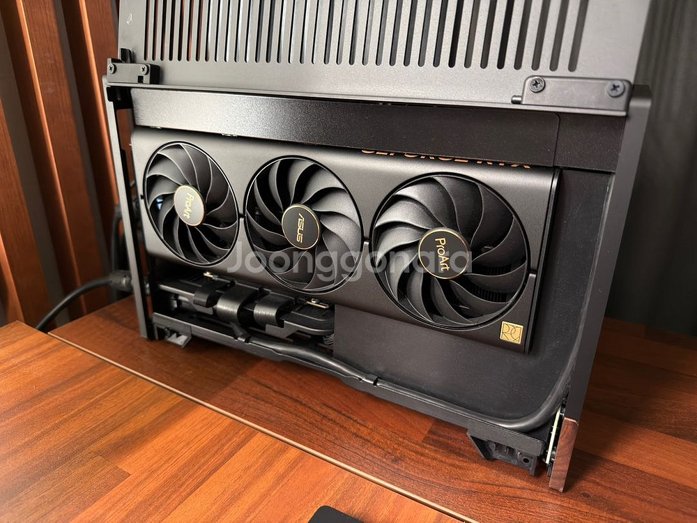9800X3D + 4070 Ti Super / SFF 프렉탈 테라 완본체--1