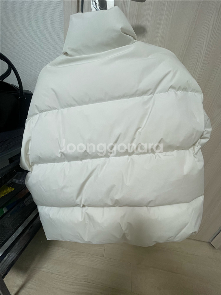 캘빈클라인 여성 숏 랭스 스탠드 카라 푸퍼 패딩 아이보리--2