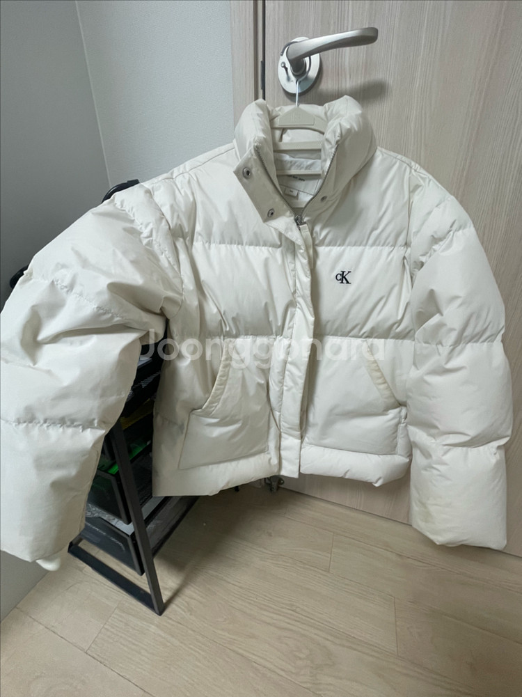 캘빈클라인 여성 숏 랭스 스탠드 카라 푸퍼 패딩 아이보리--3