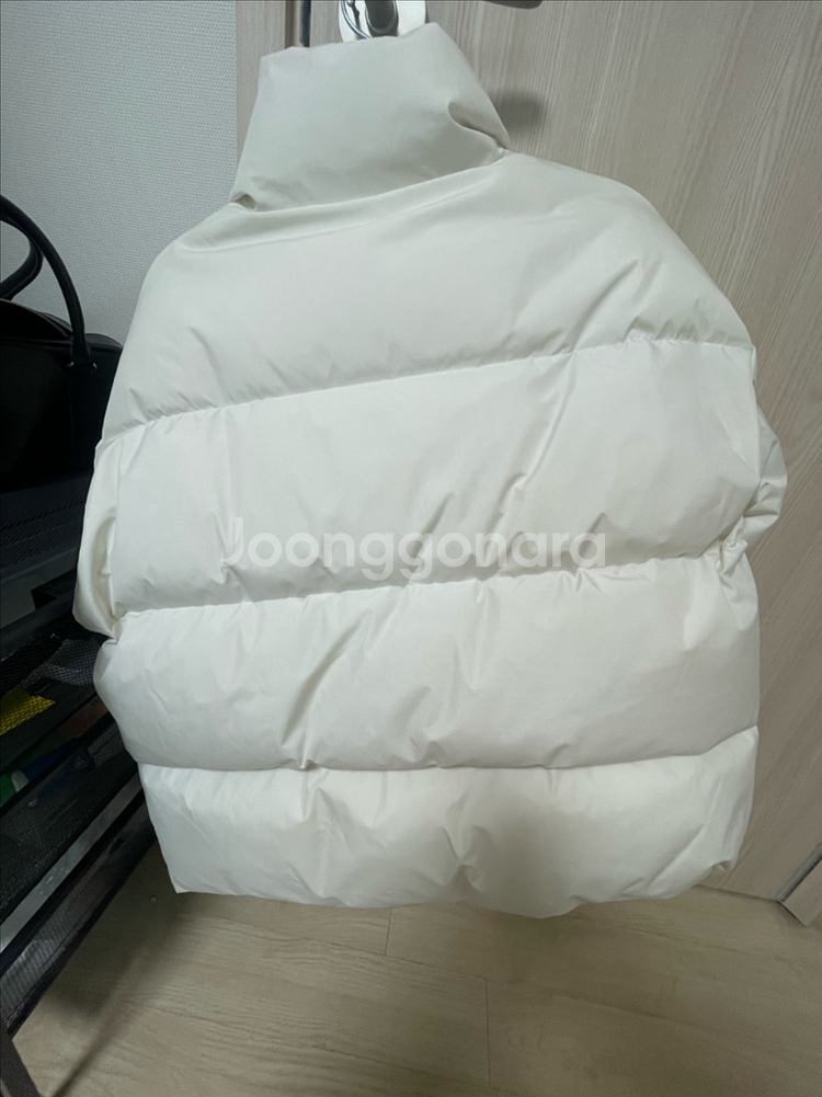 캘빈클라인 여성 숏 랭스 스탠드 카라 푸퍼 패딩 아이보리--4