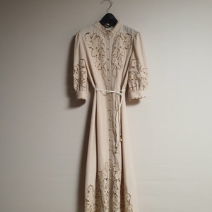 모조에스핀 펀칭 레이스 디테일 원피스 66 사이즈 정품