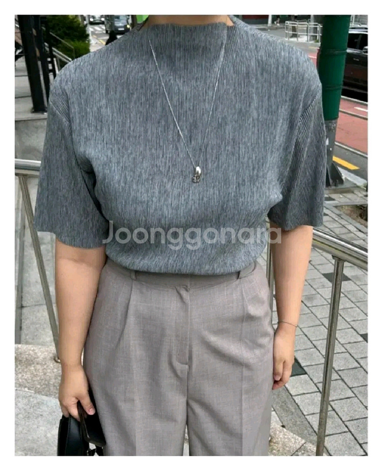 플리츠 반팔 블라우스 - 차콜--2