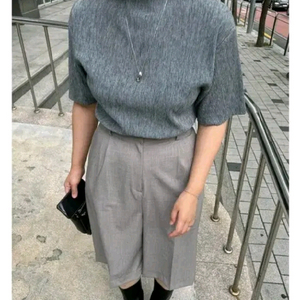 플리츠 반팔 블라우스 - 차콜