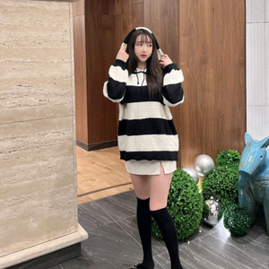 [드벨라] 블리 스트라이프 후드 단가라 니트+큐빅 장식 윈터 숏 스커트