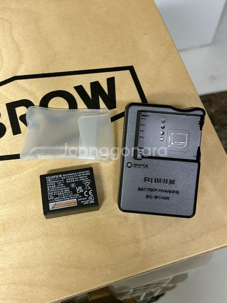 후지필름 NP-W126S 배터리 + 충전기 팝니다.--0