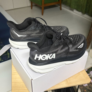 호카 여성 클리프톤 9 와이드 250mm 팝니다.