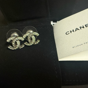 (정품) 샤넬 로고 귀걸이 a88429 판매합니다