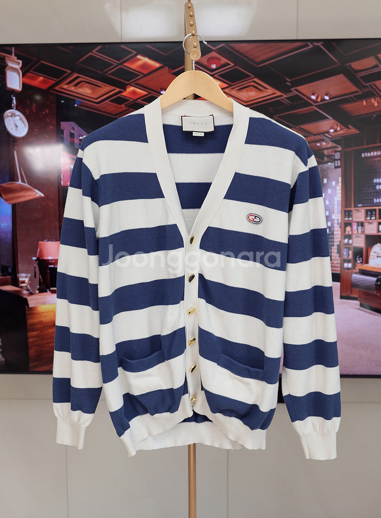 골드버튼 하나로 완성되는 구찌 클래식 카디건--0