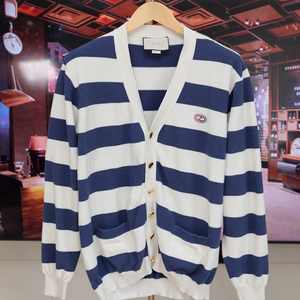 골드버튼 하나로 완성되는 구찌 클래식 카디건