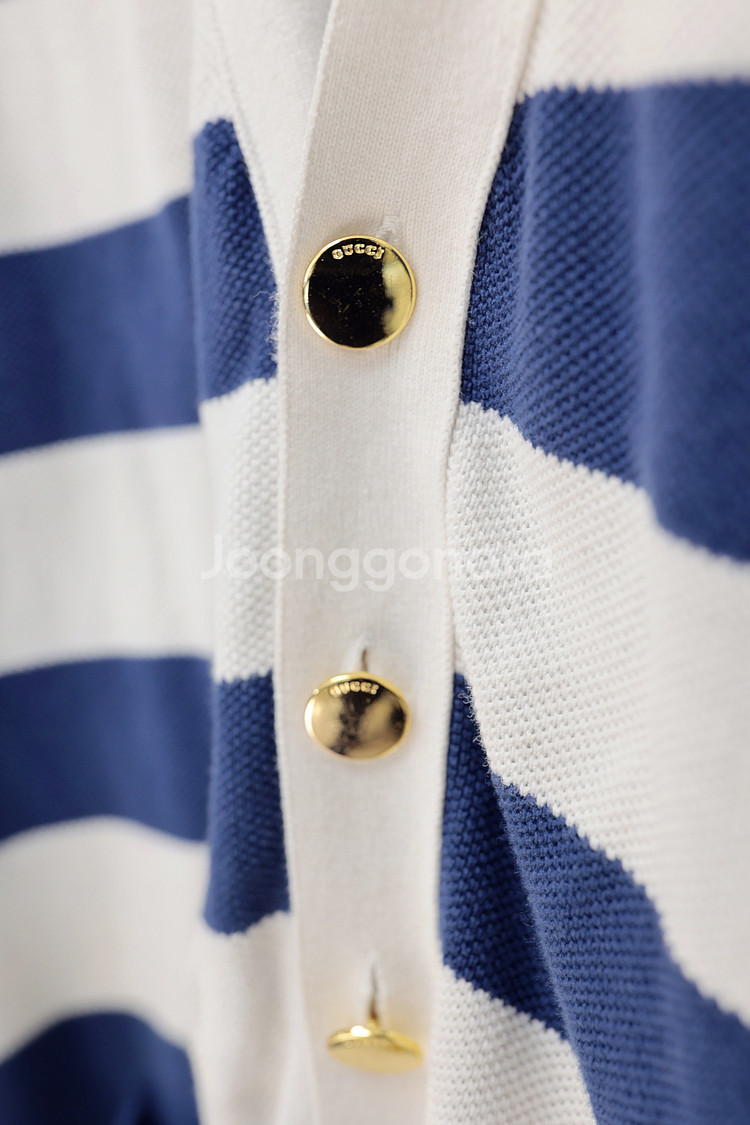 골드버튼 하나로 완성되는 구찌 클래식 카디건--2