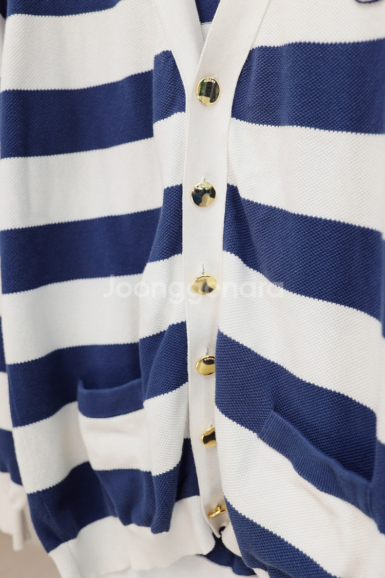 골드버튼 하나로 완성되는 구찌 클래식 카디건--3