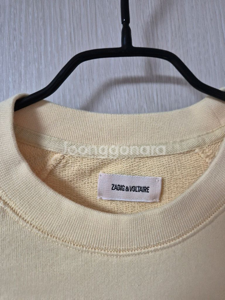 (24년) 자딕앤볼테르 옐로우 스웨트 맨투맨 티셔츠--4