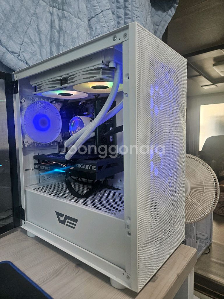 (급처)인텔i7-9700 램32G 지포스3060 수냉화이트 본체!~--2