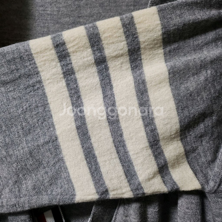 [새상품급]톰브라운 사선완장 메리노 울 가디건 2사이즈--2