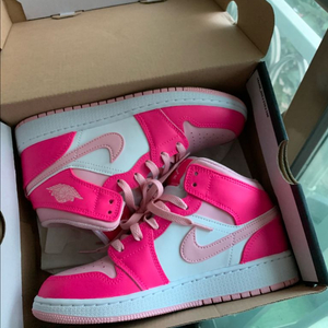 조던1 미드 피어스 핑크 235