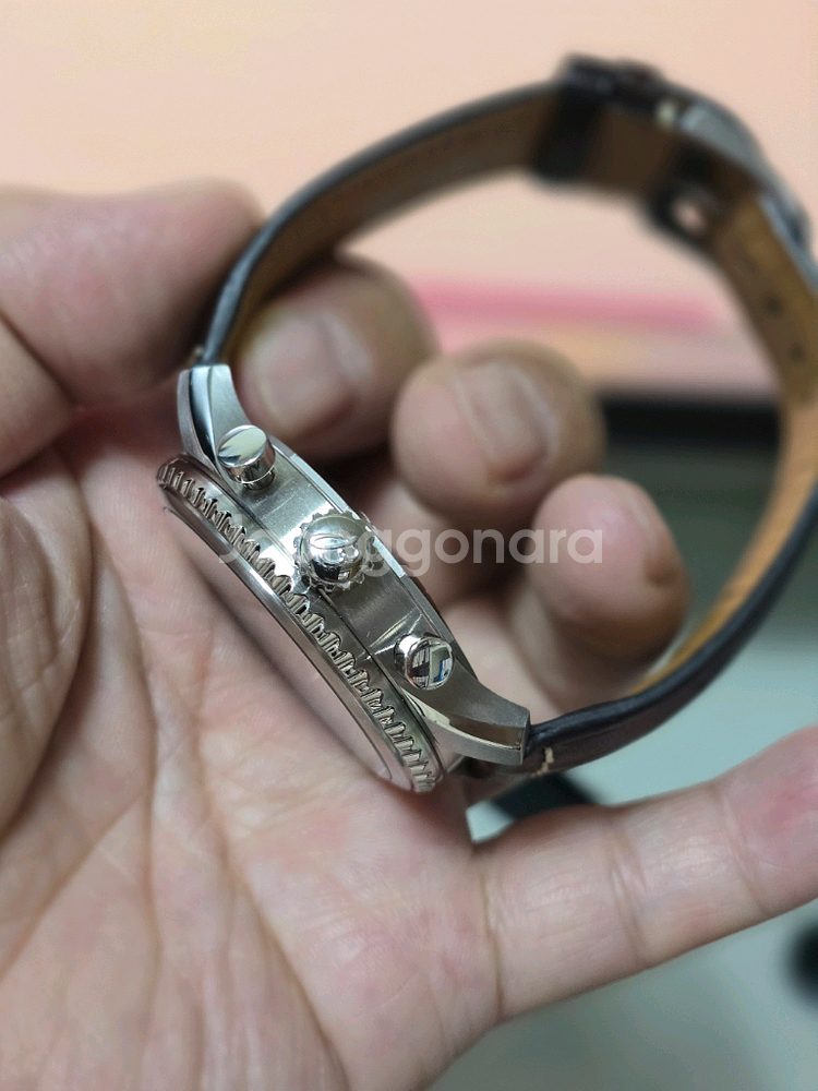 브라이틀링 내비타이머 8 43미리 크로노그래프 시계입니다--1