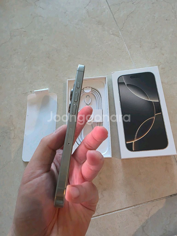 아이폰 16 프로, 네츄럴 티타늄, 배터리 98%, 상태 s급 팝니다--6