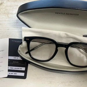 젠틀몬스터 쿠보01 안경 블랙 판매합니다