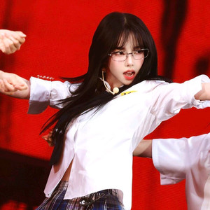 카리나 안경 아바 젠틀몬스터 아토믹 02 블루엘리펀트 이미지