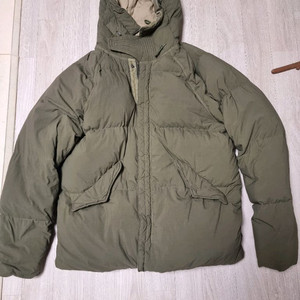 텐씨 아틱 다운파카 올리브 52사이즈 팝니다.