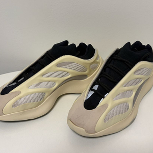 아디다스 이지 700 V3 아자엘