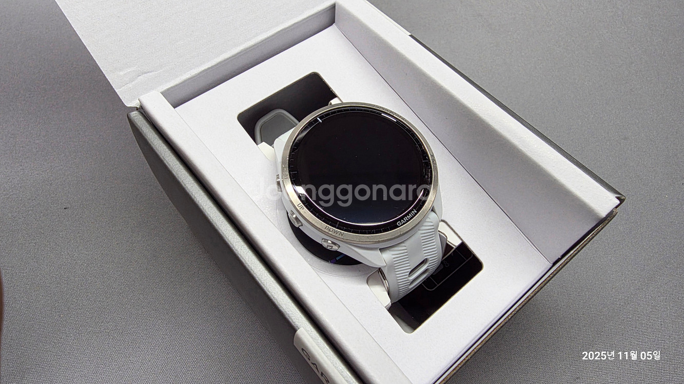 가민 포러너965 화이트팝니다.--1