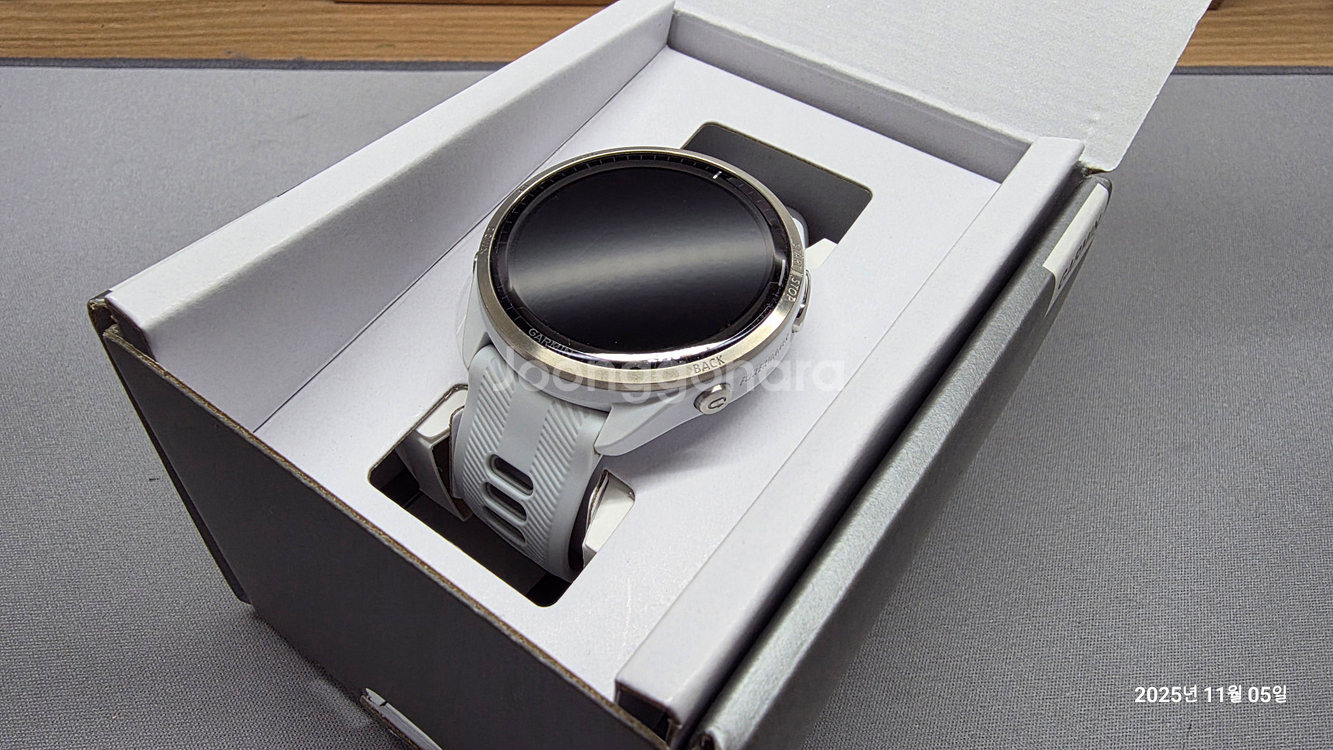 가민 포러너965 화이트팝니다.--2