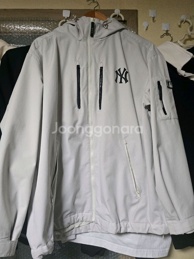 MLB 메가로고 바람막이 크림색상 L사이즈 판매--0