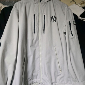 MLB 메가로고 바람막이 크림색상 L사이즈 판매