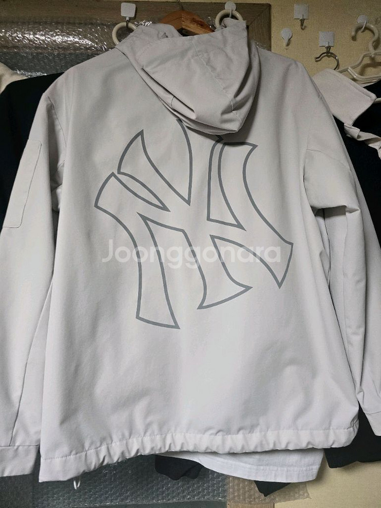 MLB 메가로고 바람막이 크림색상 L사이즈 판매--1