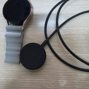 갤럭시 워치4 로즈골드40mm+워치스트랩3종 팔아요