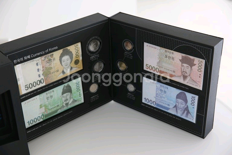 한국조폐공사70주년최초의 화폐세트--1