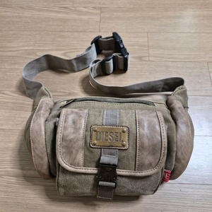 디젤 아카이브 힙색 크로스바디백