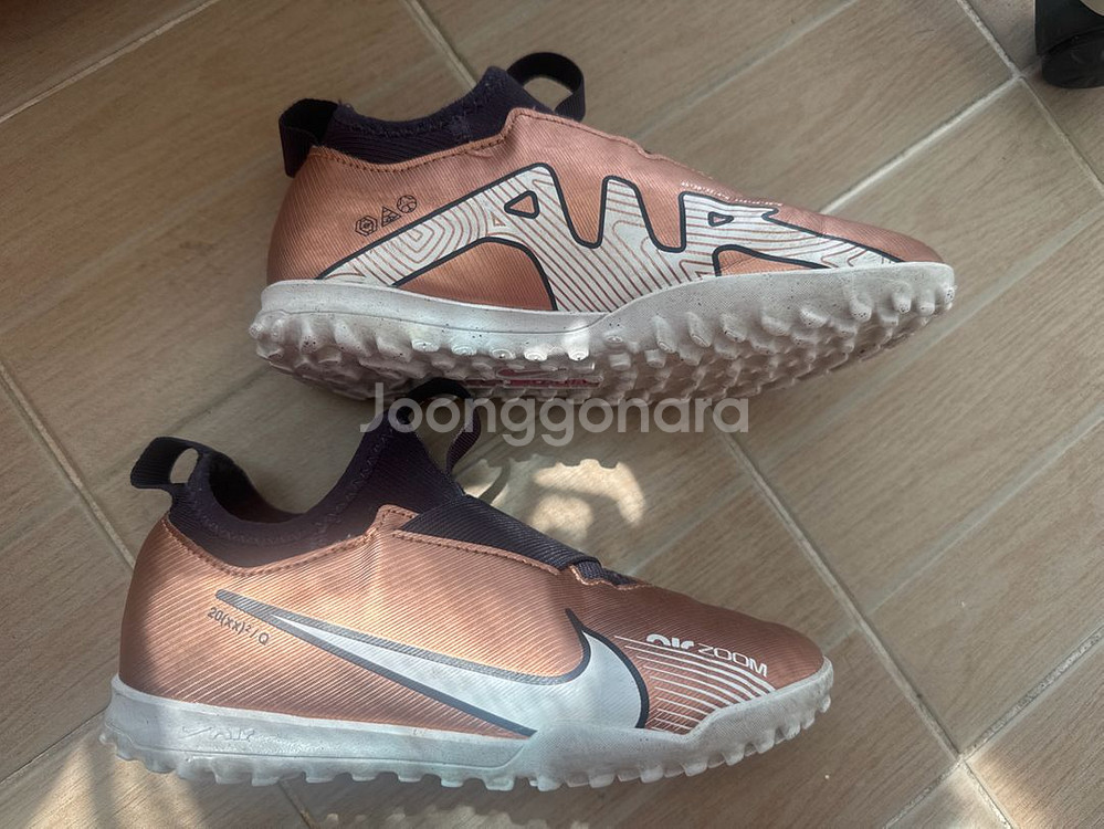 나이키 풋살화 200사이즈--1