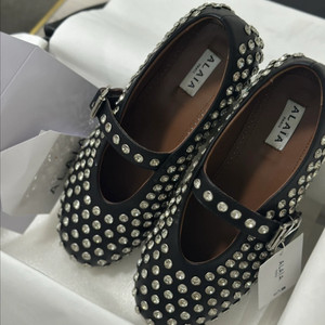 알라 블랙 스터드 플랫슈즈 메리제인