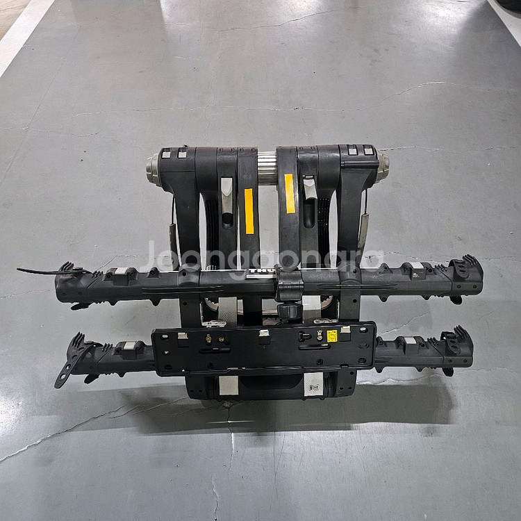 툴레 9003 차량용 자전거 거치대 판매합니다.--0